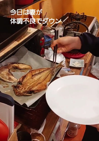 体調不良の母親の代わりに晩ご飯を作る息子