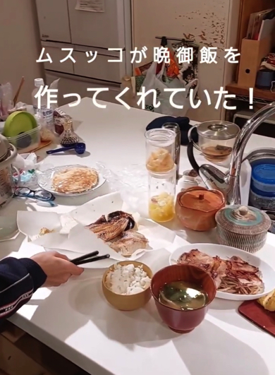 体調不良の母親の代わりに晩ご飯を作る息子