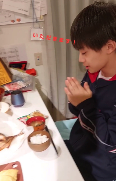 体調不良の母親の代わりに晩ご飯を作る息子