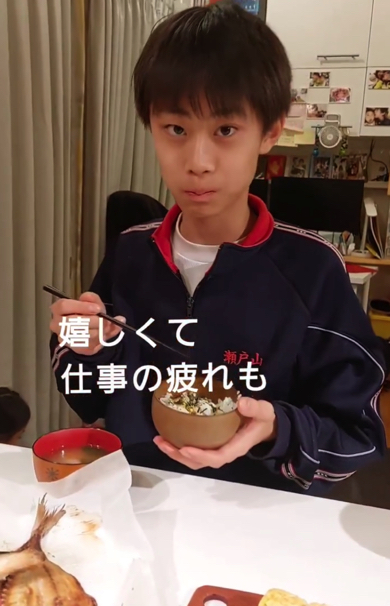 体調不良の母親の代わりに晩ご飯を作る息子