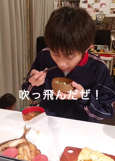 体調不良の母親の代わりに晩ご飯を作る息子