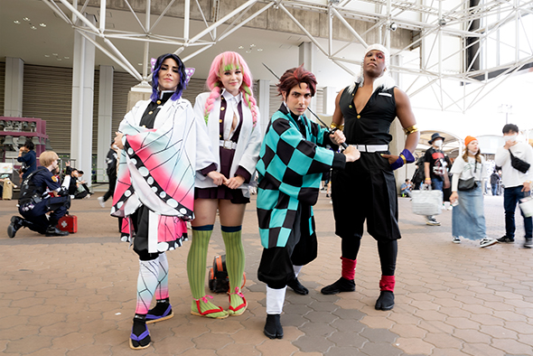 Darren van der Lekの「鬼滅の刃」竈門炭治郎、Daniの胡蝶しのぶ、Piper Huntsmanの甘露寺蜜璃、Jamar Thompsonの宇随天元