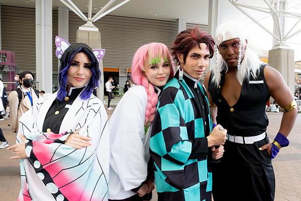 Darren van der Lekの「鬼滅の刃」竈門炭治郎、Daniの胡蝶しのぶ、Piper Huntsmanの甘露寺蜜璃、Jamar Thompsonの宇随天元