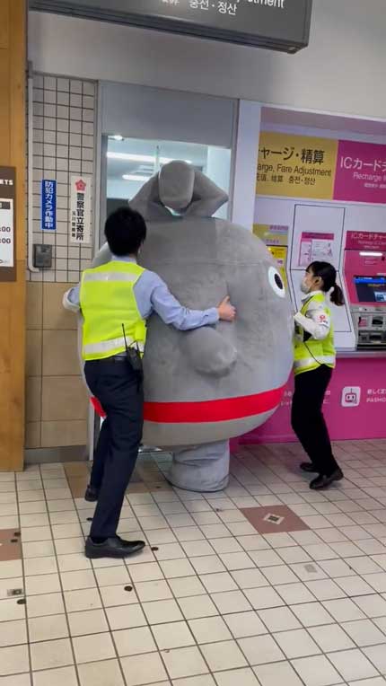 東急電鉄 ゆるキャラ のるるん 入庫 力業 無理矢理