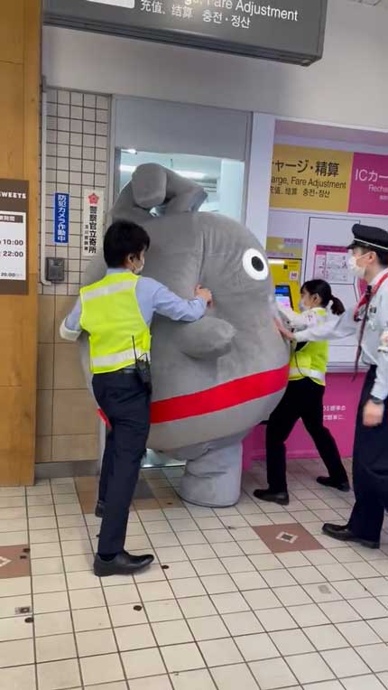 東急電鉄 ゆるキャラ のるるん 入庫 力業 無理矢理