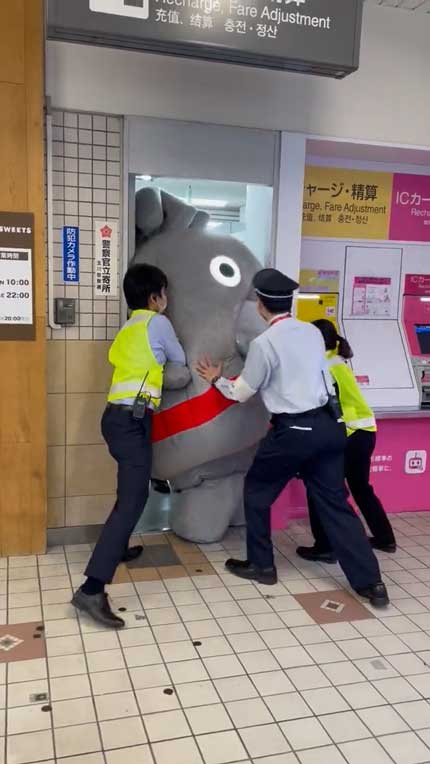 東急電鉄 ゆるキャラ のるるん 入庫 力業 無理矢理