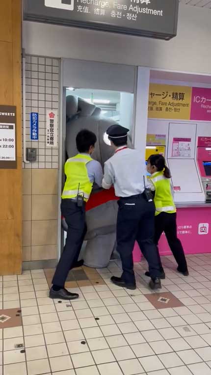 東急電鉄 ゆるキャラ のるるん 入庫 力業 無理矢理