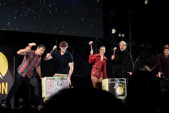 鏡割りに興じるゲスト