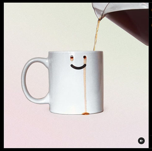 感情あふれるマグカップ・注いでるところ