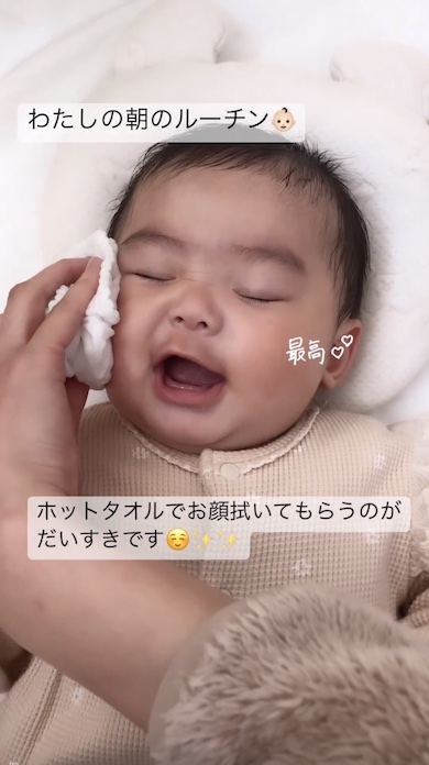 右頬を拭いてもらう赤ちゃんの写真