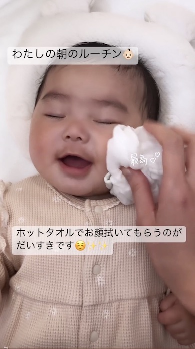 左頬を拭いてもらう赤ちゃんの写真
