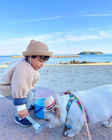 シャベルを持つ息子と匂いをかぐワンコ