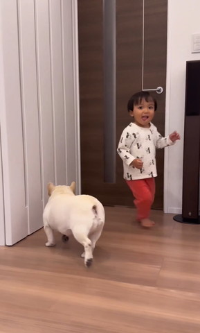 右に息子左にワンコ走ってる