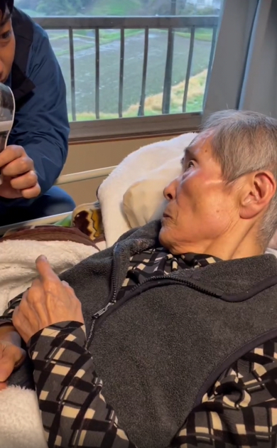 寝たきりの祖母に妊娠報告