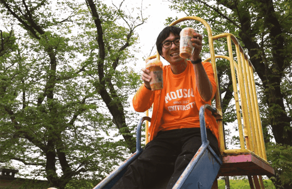 シェイクする様子　／　丸亀シェイクうどん　新商品　新発売　テイクアウト　持ち帰り