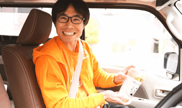 シェイクする様子　／　丸亀シェイクうどん　新商品　新発売　テイクアウト　持ち帰り