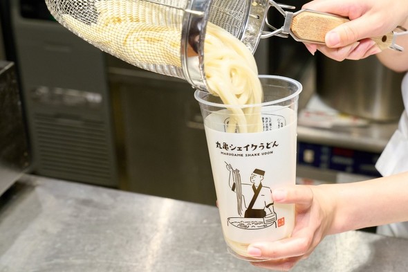 うどんをカップに入れる様子　／　丸亀シェイクうどん　新商品　新発売　テイクアウト　持ち帰り