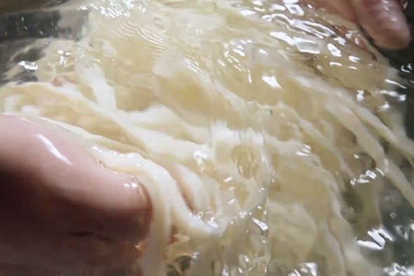 うどんを水で締めている様子　／　丸亀シェイクうどん　新商品　新発売　テイクアウト　持ち帰り