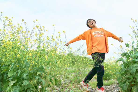 おいしさを堪能する様子　／　丸亀シェイクうどん　新商品　新発売　テイクアウト　持ち帰り