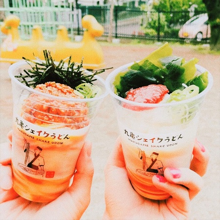 彼女とのうどん2ショット　／　丸亀シェイクうどん　新商品　新発売　テイクアウト　持ち帰り