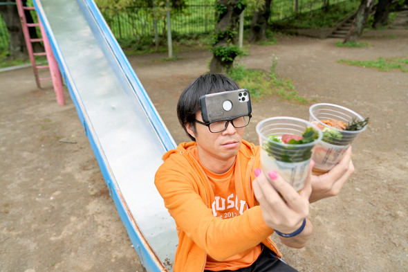 実は片手にマニキュアを塗って一人二役をしている　／　丸亀シェイクうどん　新商品　新発売　テイクアウト　持ち帰り