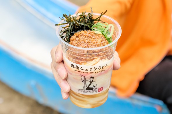 ピリ辛担々うどん　／　丸亀シェイクうどん　新商品　新発売　テイクアウト　持ち帰り