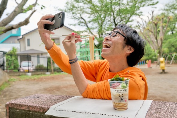 実は片手にマニキュアを塗って一人二役をしている　／　丸亀シェイクうどん　新商品　新発売　テイクアウト　持ち帰り