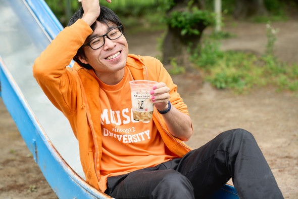 味わっている様子　／　丸亀シェイクうどん　新商品　新発売　テイクアウト　持ち帰り