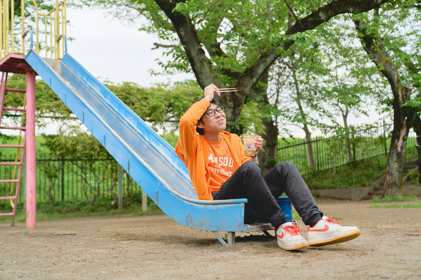 味わっている様子　／　丸亀シェイクうどん　新商品　新発売　テイクアウト　持ち帰り