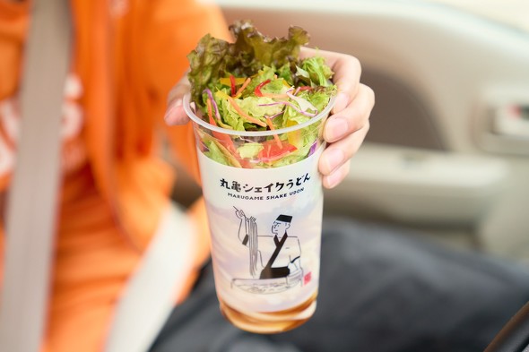 ごまだれサラダうどん　／　丸亀シェイクうどん　新商品　新発売　テイクアウト　持ち帰り