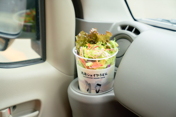丸亀シェイクうどんのカップは、車のドリンクホルダーにもぴったり　／　丸亀シェイクうどん　新商品　新発売　テイクアウト　持ち帰り
