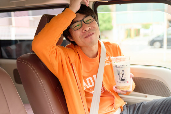 味わっている様子　／　丸亀シェイクうどん　新商品　新発売　テイクアウト　持ち帰り