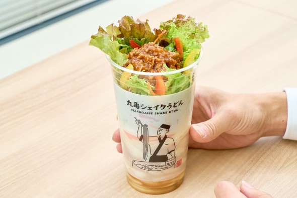 ピリ辛担々サラダうどん　／　丸亀シェイクうどん　新商品　新発売　テイクアウト　持ち帰り