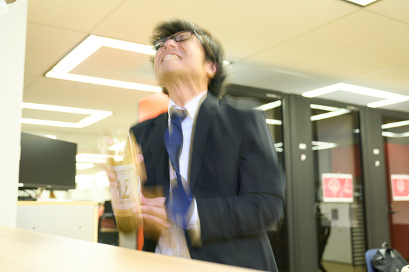 シェイクする様子　／　丸亀シェイクうどん　新商品　新発売　テイクアウト　持ち帰り