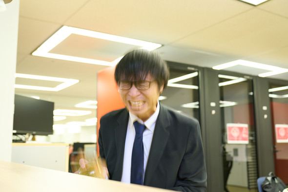 シェイクする様子　／　丸亀シェイクうどん　新商品　新発売　テイクアウト　持ち帰り