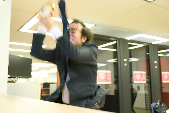 シェイクする様子　／　丸亀シェイクうどん　新商品　新発売　テイクアウト　持ち帰り