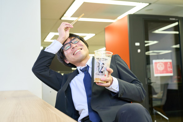 味わっている様子　／　丸亀シェイクうどん　新商品　新発売　テイクアウト　持ち帰り