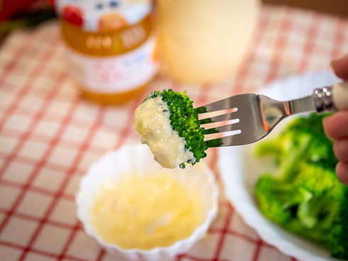 柑橘マヨネーズソースをつけたブロッコリー