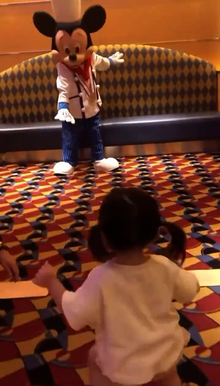 シェフ・ミッキーに駆け寄る女の子