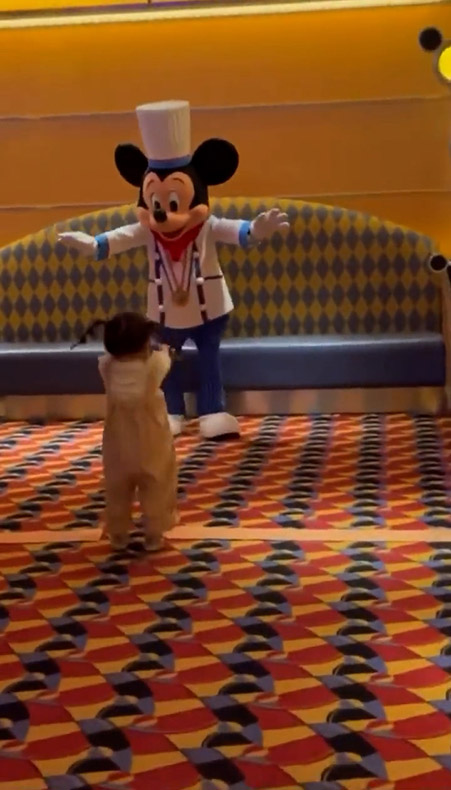 シェフ・ミッキーに駆け寄る少し成長した女の子