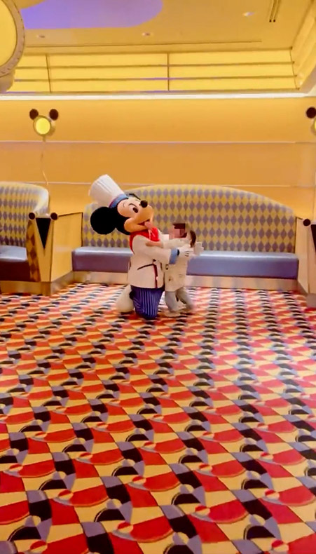 シェフ・ミッキーとハグした女の子