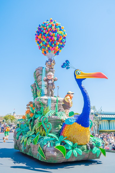 カール爺さんと空飛ぶ家のフロートとキャラクターの画像