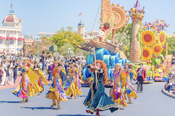 フロートの前を歩くメリダの画像