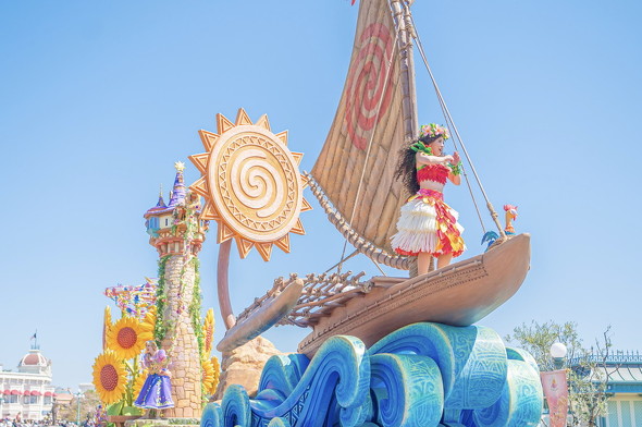 船のようなフロートに乗るモアナの画像