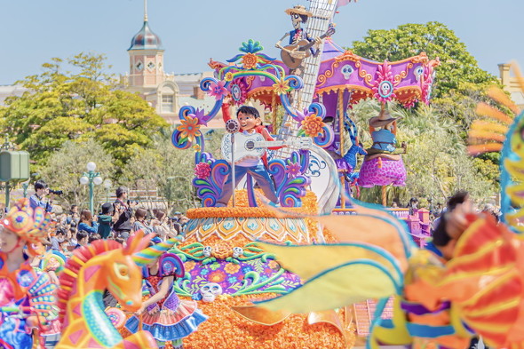 リメンバーミーのフロートとミゲルの画像