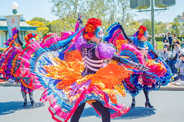 リメンバーミーのフロートのダンサーの写真