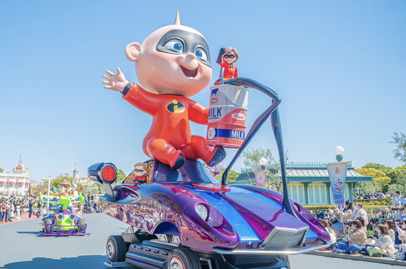 インクレディブル・ファミリーのフロートとキャラクターの画像