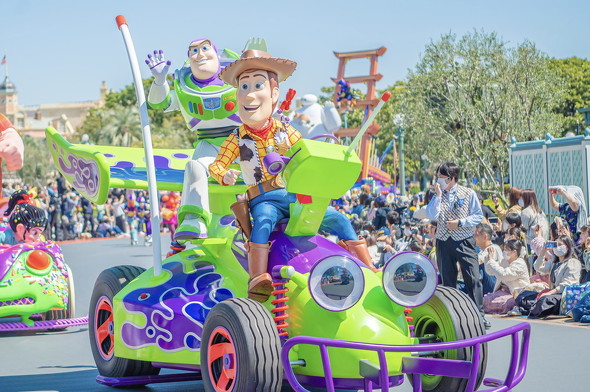 トイ・ストーリーのフロートとキャラクターの画像
