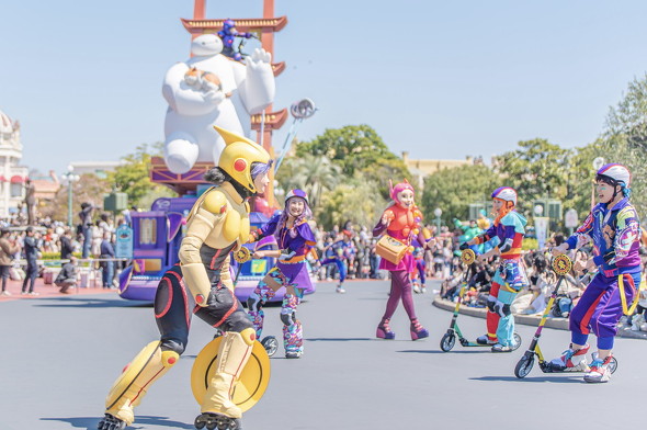 ベイマックスのフロートとキャラクターの画像