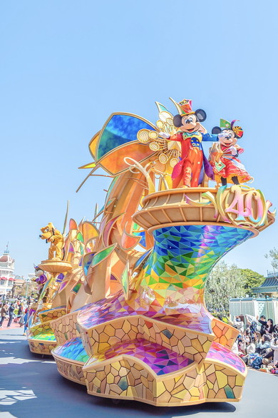 カラフルなフロートとミッキーたちの画像